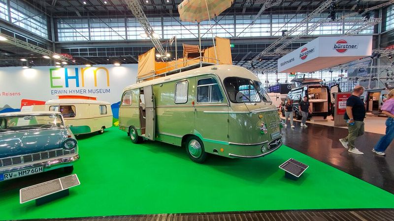 Selbst Retro-Fans kamen dank einer Ausstellung des Erwin-Hymer-Museums auf dem Caravan-Salon auf ihre Kosten. Der erste Wohnwagen Deutschlands wurde übrigens im Jahr 1931 von Arist Dethleffs gebaut. (Bild: Mauritz – VCG)