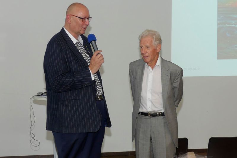 Glasurit hat nun dafür gesorgt, dass viele Mischformeln der Karosseriefarben über die Farbtondatenbank abrufbar sind. Im Bild: Jürgen Book (li.) und Erich Bitter bei der Vorstellung des Projektes. (Schmidt/»kfz-betrieb«)