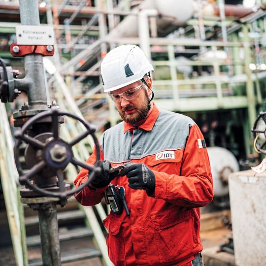 Una qualità di montaggio insufficiente è una delle cause principali delle perdite negli impianti industriali e rappresenta un pericolo per le persone e l'ambiente.(Immagine: IDT)