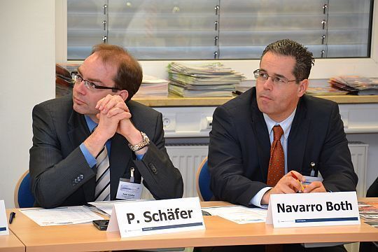 Peter Schäfer, Autohaus Schäfer GmbH, und Dr. Pedro Navarro-Both, Pirelli Deutschland. (Archiv: Vogel Business Media)