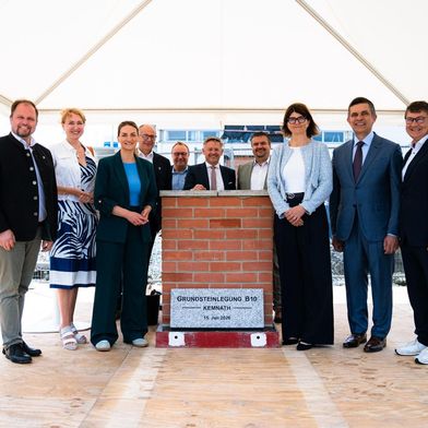 Grundsteinlegung in Kemnath, dabei waren Judith Gerlach, bayerische Gesundheitsministerin, Hubert Schicker, Landrat des Landkreises Tirschenreuth, Roman Schäffler, erster Bürgermeister der Stadt Kemnath sowie Elisabeth Staudinger, Mitglied des Vorstandes Siemens Healthineers AG. (Bild: Siemens Heathineers)