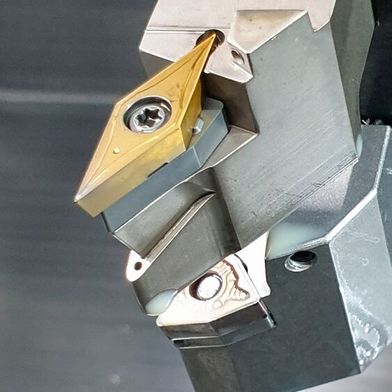 On the underside of the VBMX indexable insert, there is a groove that ensures a stable fit of the insert on a special washer, while the rear part of the insert is held in a correspondingly designed pocket. (Image:Ingersoll)