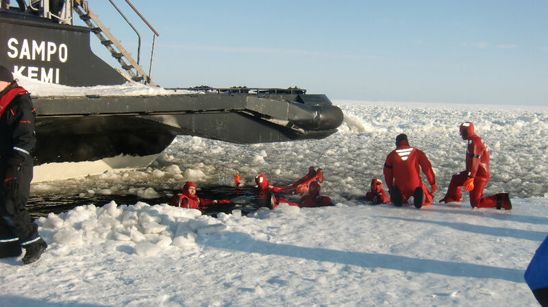 Viele haben sich der arktischen Mutprobe gestellt und im Spezialanzug im Meer gebadet. (Archiv: Vogel Business Media)