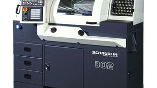 Drehen, Schleifen, Bohren, Fräsen und mehr gelingt mit 12 Werkzeugplätzen auf dieser Maschine mit dem Sauter-Revolverkopf: Die flexibel einsetzbare Drehmaschine des Typ „302“ von Schaublin zeigt in Kombination mit dem Runout Adjustment System (SRS), mit dem Schaublin-Spannzangen leicht, fehlerfrei und hochgenau eingestellt werden können, wie man im Mikrometerbereich erfolgreich komplexe Drehteile fertigen kann. (Schaublin)