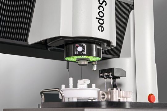 Mit dem neuen Videomesssystem Smartscope E18 von OGP können bei Bedarf auch taktile Messungen vorgenommen werden. Hier erklärt der Hersteller, was es sonst noch für Vorteile in die Qualtitätssicherung bringt ...(Bild:  OGP)