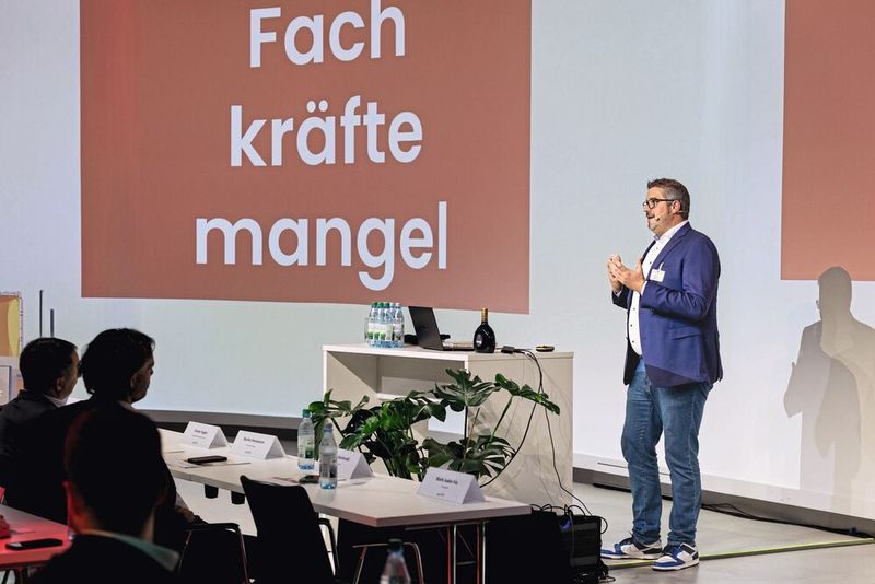 Michael Bantele von Birke und Partner zeigte anhand des Beispiels von Netzsch, wie die Geschichte eines Unternehmens unter anderem beim Employer Branding zum Einsatz kommen kann. (Bild: Stefan Bausewein)