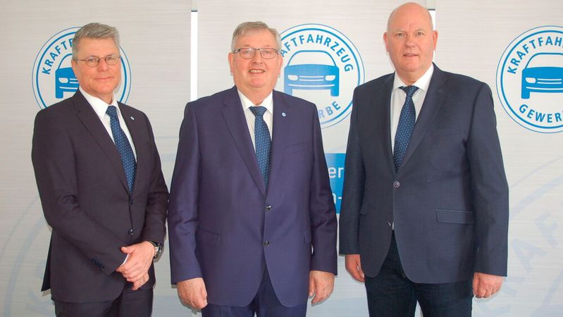 Legten die Bilanz für das Autojahr 2023 und die Prognose vor: Geschäftsführer Christian Metje, Präsident Karl-Heinz Bley und Landespressesprecher Joachim Czychy.(Bild:  Kfz-Gewerbe Niedersachsen/Bremen)