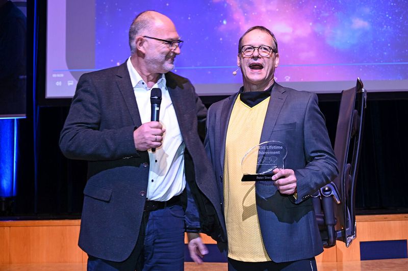 Die Abendveranstaltung: Die ESE-prise machte sich auf die Suche nach dem Ursprung des Kongresses und stieß dabei auf einige antike Videoclips, die Licht ins Dunkel brachten.  (Bild: ESE Kongress)
