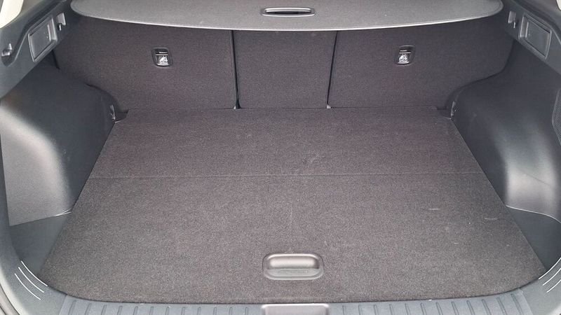 Der Kofferraum des Kia Sportage fasst sehr ordentliche 587 Liter. Eine weitestgehend ebene Ladefläche erleichtert das Beladen. Klappt man die Rücksitze um, wächst das Volumen auf 1.776 Liter. (Bild: Dominsky – VCG)