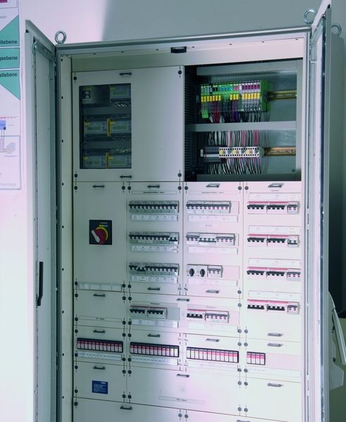 3 Die Inline-Station  ... dient der Überwachung des Überspannungsschutzes sowie der Isolationsüberwachungsgerät. (Archiv: Vogel Business Media)