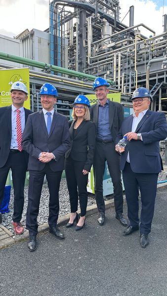 v. l.: Prof. Martin Gräbner (Tubaf), Michael Kretschmer (Ministerpräsident), Dr. Jutta Emes (Rektorin Tubaf), Torben Norgaard (Vice President European Energy), Jörg Engelmann (Geschäftsführender Gesellschafter CAC Engineering) beim Meilenstein zu 300.000l produzierten synthetischen Benzin nach CAC Methafuel-Technologie in Freiberg.  (Bild: Antje Wappler/ CAC Engineering)
