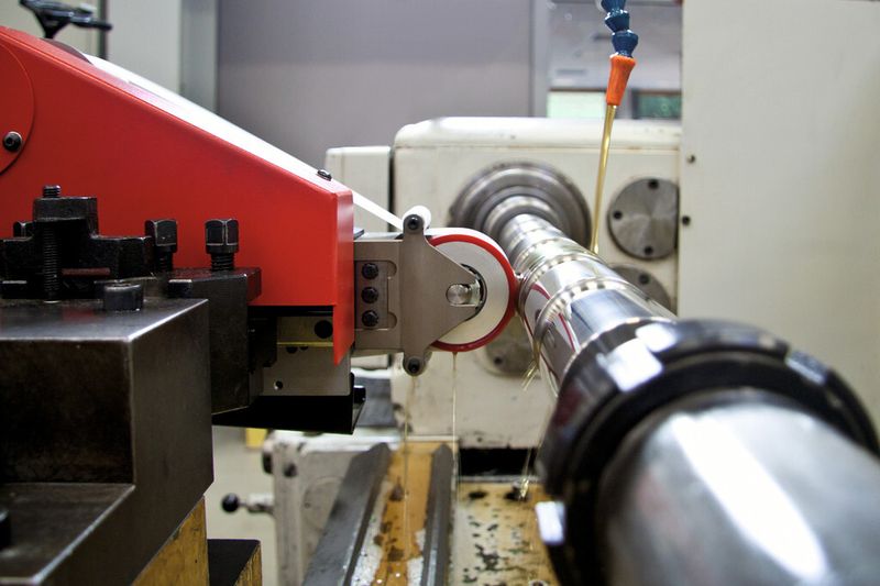 Die zu bearbeitenden Werkstücke können per Hand eingelegt oder durch Zuführsysteme von oben, von vorne und von der Seite durch die Maschine geführt werden. (Bild: Supfina)