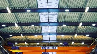 LED Technics Germany hat mit einer energieeffizienten LED-Lichtlösung für die Hallen beim Reifenhäuser die Gesamtenergiekosten fast halbiert. (Bild: Reifenhäuser)