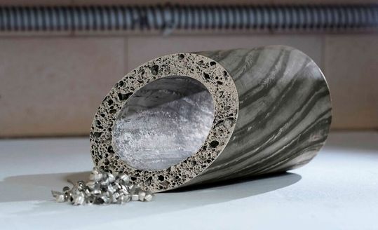 Was man hier sieht, ist ein Aluminumrohr aus entsprechendem Metallschaum, das in Sachen Leichtbaueffekt Seinesgleichen sucht, wenn es um Metallhalbzeuge geht. Doch Aluminiumschaum kostet viel Energie. Das muss nicht sein, wie Fraunhofer-Forscher beweisen ...(Bild:  Fraunhofer IWU)