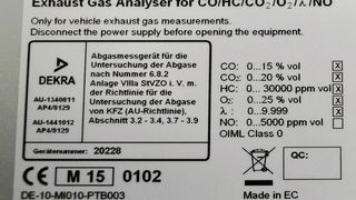 Kennzeichnung eines AU-Benzin-Testers. Der kann/muss bereits seit 2006 gemäß europäischer MID-Richtlinie zugelassen werden. Es bedeuten: „CE“ = europäische Gemeinschaft, „M“ = Symbol für Messtechnik, „15“ = Jahreszahl der Einbringung („Ersteichung“), „0102“ = Nummer der Eichbehörde. (Foto: AVL)