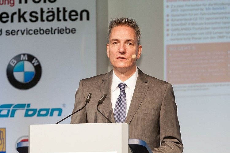 »kfz-betrieb«-Chefredakteur Wolfgang Michel eröffnete die Fachtagung und begrüßte die aus ganz Deutschland angereisten Teilnehmer in Würzburg. (Foto: Bausewein)