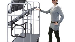 Dank Gasdruckfedern geben die aufklappbaren Zwischenböden den Raum für die Beladung von oben frei. Bild: LKE (Archiv: Vogel Business Media)