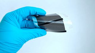 Wie man Batterien drucken kann, weiß Evonik. Diese Alternative zur Batterieherstellung hat Innovationlab jetzt davon überzeugt, sich das komplette Evonik-Know-how dafür ins Haus zu holen. Die gedruckten Batterien tragen den Namen Taettooz (nicht dudenkonform „TAeTTOOz“ geschrieben). (Bild: Evonik)