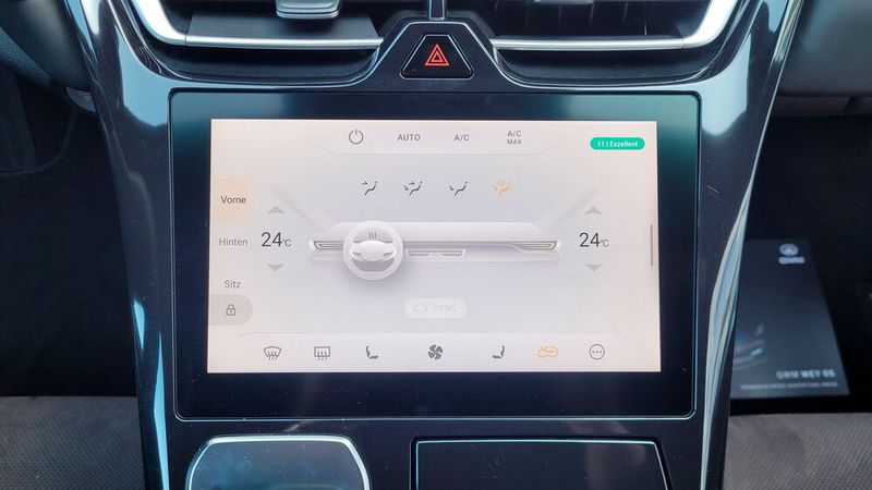 8. Das Klima-Display: Man muss nicht verstehen, warum manche Hersteller einen Touchscreen brauchen, um die Klimatisierungsfunktionen zu bedienen. Knöpfe wären praktischer. Hinzu kommt, dass es im Wey 05 so platziert ist, dass praktisch immer irgendwas spiegelt.  (Bild: Wehner - VCG)