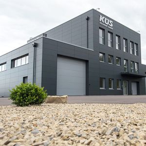 In den angeschlossenen Labors können Materialprüfungen, Reifentests und Festigkeitsprüfungen für Räder durchgeführt werden. (Foto:  KÜS)