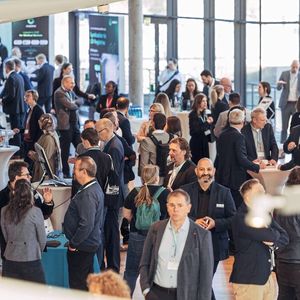 Die Premiere des Forums Regularia war geprägt von Gesprächen: Rund 320 Teilnehmer tauschten sich darüber aus, wie die regulatorischen Herausforderungen der Medizintechnik-Branche am besten und effizientesten angegangen und bewältigt werden können.(Bild:  MedicalMountains GmbH/Eric Wetzel)