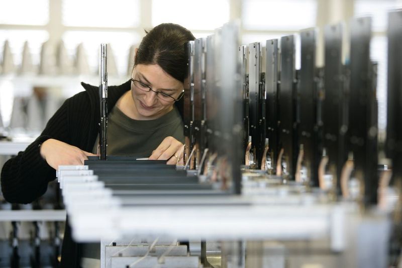 Abb.4: Einblick in die Roboter-Kanalproduktion: Der Pipettierarm kann heute zusätzlich Transport-Vorrichtungen oder Kameras aufnehmen. (Hamilton)