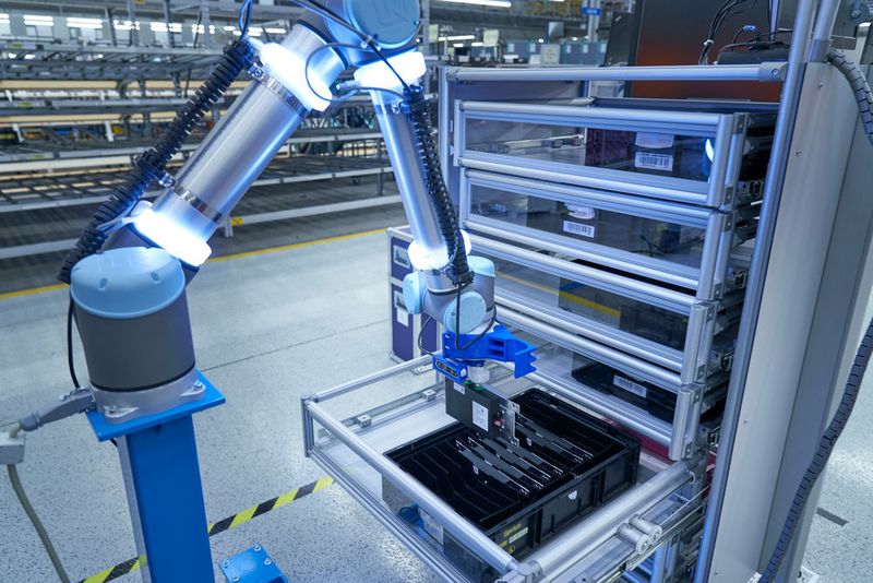 Eine selbstentwickelte und -trainierte künstliche Intelligenz erkennt die Teile; anschließend berechnet der Pick Bot den richtigen Greifpunkt. (BMW)