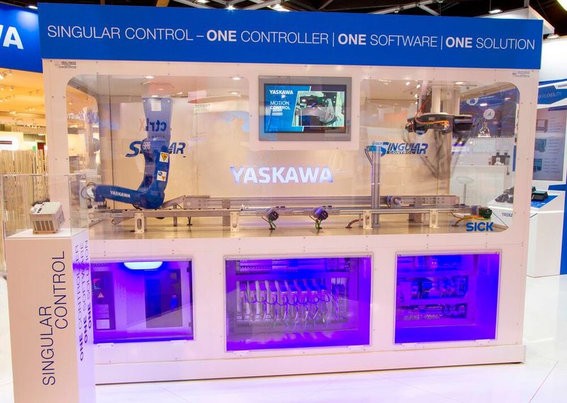 Yaskawa stellt die neuentwickelte Automations-Plattform I Control vor. Dazu gehören erste Controller wie der iC9210 und eine dafür entwickelte Software-Umgebung. Zudem stellt Yaskawa mit dem CR700 einen neuen Frequenzumrichter speziell für den Kranbetrieb vor. Die Demozelle Singular Control soll zeigen, wie Maschinenbauer und Anwender Roboter in bestehende Architekturen implementieren können, ohne dass eine proprietäre Roboterprogrammiersprache erforderlich ist. SPS 2021: Halle 7, Stand 340. (Bild: Yaskawa)