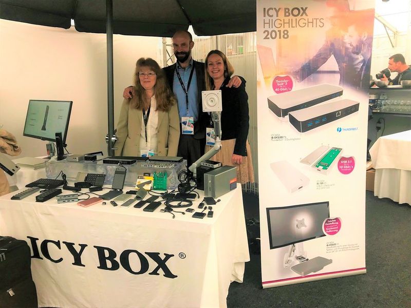 (v. l.) Verena Stumpe und Claudius Labenski (RaidSonic) mit ihren Speicherlösungen und Multimedia-Zubehör der Eigenmarke ICY BOX, und Hannah Lamotte (IT-BUSINESS) (Herweck / IT-BUSINESS)