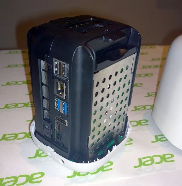 Der kompakte Rechner macht auch als Multimedia-PC im Wohnzimmer eine gute Figur: Er verfügt über zwei Monitorausgänge (DisplayPort und HDMI), GBit-LAN und einen schnellen WLAN-Asapter mit 802.11ac-Unterstützung. (Bild: Acer)