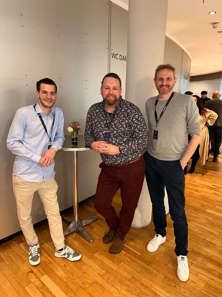 Internationale Gäste wie die Schweizer (l.) Mauro Rotonda und Robert Stöckli (r., Littlebit) und Jeroen de Schepper (Coolblue) aus den Niederlanden kamen auch nach Köln. (Bild: Vogel IT-Medien GmbH)