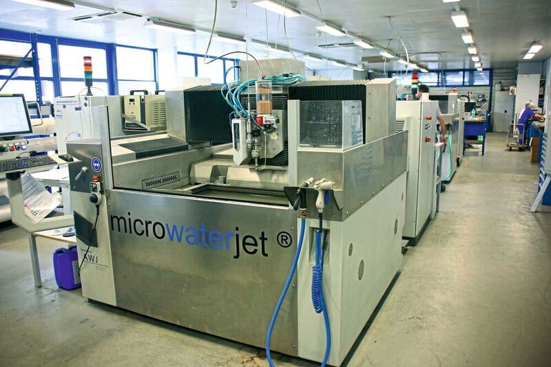 Die Grundeinheiten der Microwaterjet-Systeme werden von einem  renommierten Schweizer Unternehmen des Präzi­sionsmaschinenbaus im Auftrag hergestellt. (Vollrath)