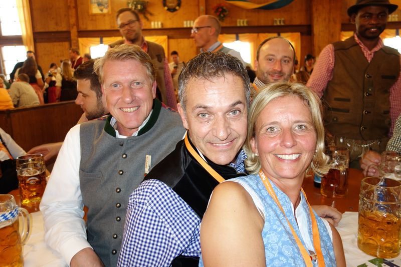 Stephanie Steen, IT-BUSINESS, mit Alexander Pfeil, mdt Medientechnik, und Andreas Brueckner, NEC. (Bild: IT-BUSINESS)