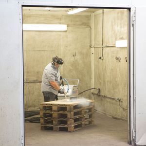 Common test runs are now used to define the optimal blasting parameters for most efficient removal of the newly developed coating structure with the Ascojet Combi blaster 1708.