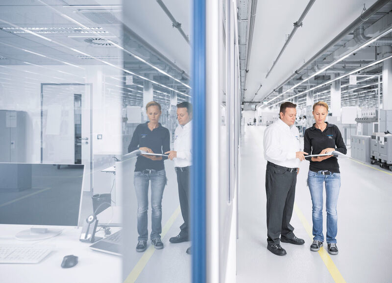 Blick in die Technologiefabrik von Festo in Scharnhausen: Produktion und Büroarbeitsplätze liegen direkt nebeneinander – das fördert die enge und schnelle Abstimmung. (Bild: Festo)