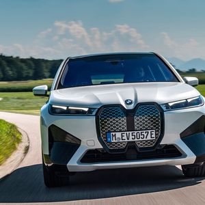 Der BMW iX ist keine dezente Erscheinung.(Bild:  BMW)