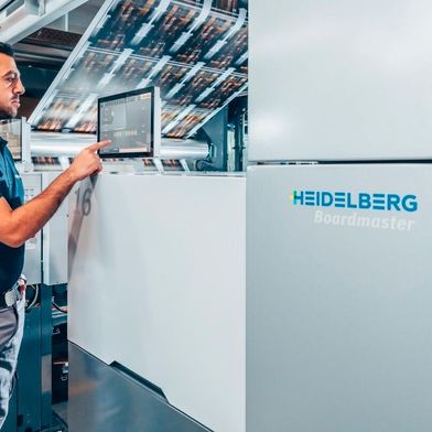 Heidelberger Druckmaschinen freut sich zwar über einen Zuwachs in Sachen Umsatz, was das Geschäftsjahr 2025/26 betrifft. Aber in Sachen Gewinn und anderen Kennzahlen könnte es besser laufen ... (Bild: Heidelberger Druck)