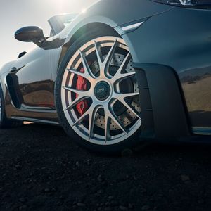 Besonders leicht: Das Magnesium-Schmiederad gibt es als Extra.(Bild:  Porsche)