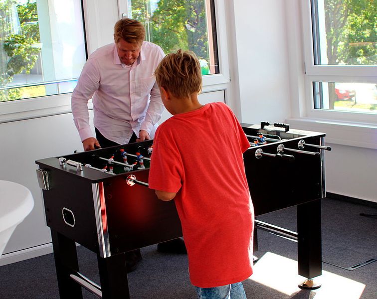 ... oder klassisch-analog mit Kickern. (Thomas Vorwerk)