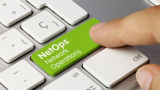 Network Operations (NetOps) braucht zukünftig die Unterstützung von Security Operations (SecOps), um einen optimalen Netzwerkbetrieb sicherzustellen. Das Ziel lautet daher: NetSecOps. (Bild: © momius - stock.adobe.com)