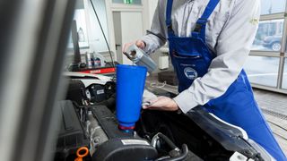 Etwa jeder zehnte Autofahrer möchte Öl lieber selbst nachfüllen. (Bild: Promotor)