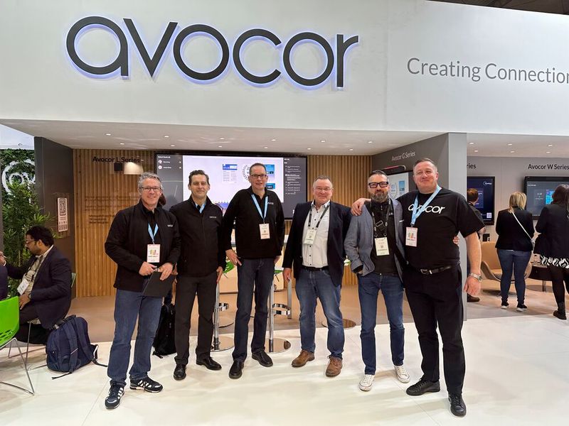 (v. l.) Martin Large, Till Gotterbarm und Michael Reichart (Avocor), Kurt Müller (Luxion), Jorg Weisflog (DEKOM) und Mark Mason (Avocor), die Jungs bieten 21:9 Ultrawide displays für Microsoft Signature Teams an. (Bild: Vogel IT-Medien)