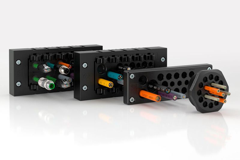 Lapp bringt auf die SPS unter anderem seine Skintop Mehrfacheinführungssysteme mit. Je nach Größe können hier bis zu 30 nicht konfektionierte Kabel und Leitungen aber auch Medienschläuche platzsparend in ein Gehäuse eingeführt werden. Die Kabel werden dafür einfach durch den elastischen Geleinsatz geschoben. Durch die Haftreibung bleiben sie an Ort und Stelle. Am Messestand präsentiert das Unternehmen außerdem die neue Etherline Robot PN FC Cat.5e mit Fast-Connect-Aufbau. SPS 2022: Halle 2, Stand 310.  (Bild: Lapp)