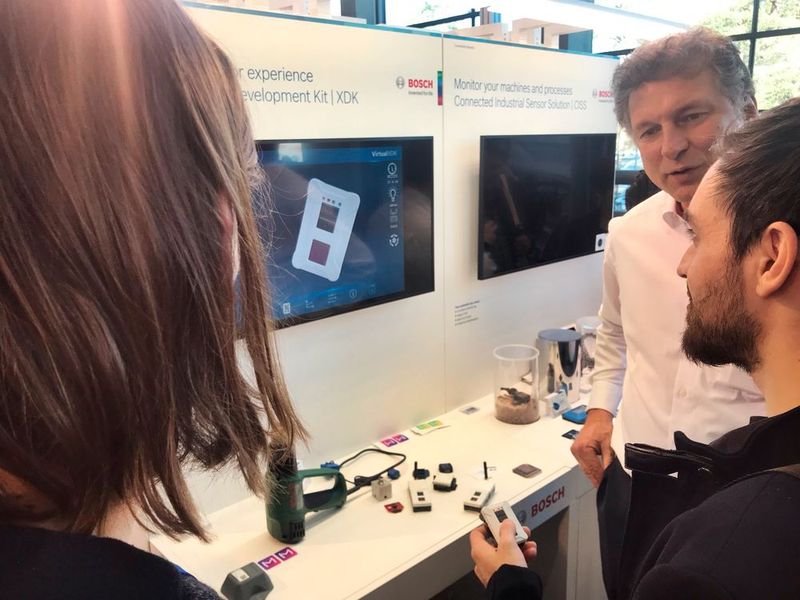  Bosch   Mit dem XDK verkündete Bosch eine All-in-One- Lösung, die vollgepackt ist mit moderner Sensortechnik und über vorinstallierte Software-Pakete verfügt, die einen Out-of-the-Box-Einsatz möglichst komfortable gestalten sollen. Das kleine, hochsensible Gerät will bei der Erstellung von IoT-Prototypen jeglicher Art behilflich sein, wozu es laut Bosch in 95 % aller Use Cases in der Lage sein soll. Mehr Informationen unter  www.xdk.bosch-connectivity.com    (Bild: Vogel Communications Group)