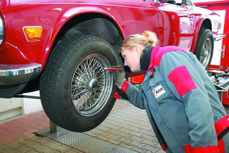 Die Speichenräder des TR6 sind hübsch und stilecht. Ob sie allerdings auch original sind, muss Diplom-Ingenieurin Stephanie Kunz überprüfen.  (Foto: Dominsky)