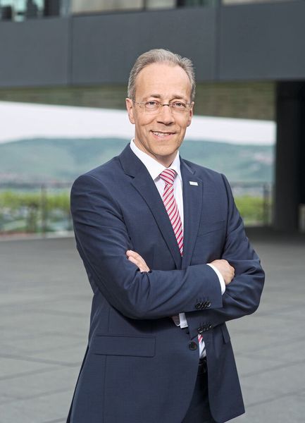 Stefan Aßmann ist seit dem 1. Juli 2019 Business Chief Digital Officer des Bosch-Unternehmensbereichs Industrial Technology. In dieser Funktion ist er zuständig für die digitale Transformation und die Digitalisierung der Geschäftsfelder der Produkt- und Geschäftsbereiche der Bosch-Industrietechnik. Zuvor leitete Aßmann die neu gegründete 
Einheit Bosch Connected Industry, die Industrie-4.0-Lösungen für externe Kunden sowie 
die eigenen Bosch-Werke entwickelt. Zu seinen weiteren Stationen bei Bosch zählen: Produktbereichsleiter für Montageanlagen und Sondermaschinen sowie Werkleiter im In-und Ausland.

Nach dem Abitur 1983 studierte er Elektrotechnik an der RWTH Aachen und legte 1990 das 
Diplomexamen ab. Nach seiner Tätigkeit als wissenschaftlicher Mitarbeiter am Laboratorium für Werkzeugmaschinen und Betriebslehre (WZL) der RWTH Aachen promovierte er 1996 in der Fachrichtung Produktionssystematik. (Bosch)