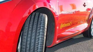 Obwohl schon 2016 auf den Markt gekommen, ist der Continental Premium Contact 6 immer noch für Testsiege gut. (Bild: Rosenow/»kfz-betrieb«)