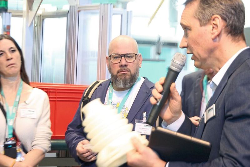 Interessierte Besucher lassen sich auf den Technologietagen bei Arburg über die neuesten Trends und Entwicklungen im Bereich der kunststoffverarbeitenden Industrie informieren. (Bild: Maschinenmarkt)