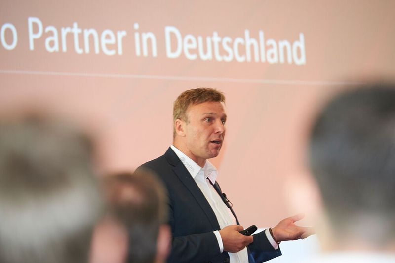 Im Rahmen der Veranstaltung wurde auch der Staffelstab des Channel Directors von Martin Ninnemann an Thomas Huber übergeben. Dieser nutzte seinen ersten Auftritt vor den Channel-Partnern, um die Wichtigkeit des Channels für Trend Micro zu betonen und erste Ideen für die weitere Zusammenarbeit zu skizzieren.   (Trend Micro Deutschland GmbH)