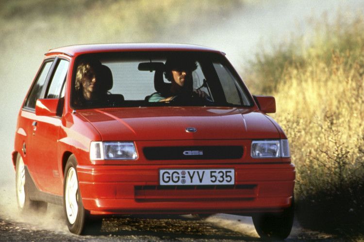 Corsa-Fans bekommen ab 1987 mit der GSi Variante ein leistungsstärkeres Auto. (Opel)